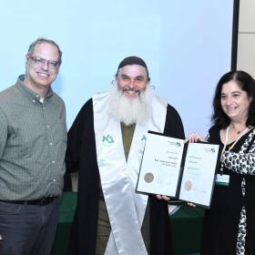 סטודנט מקבל תעודה_0