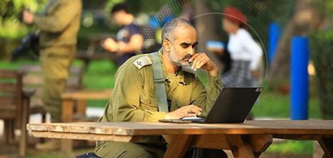 אפוד אקדמי (איש המדים עובד על המחשב)